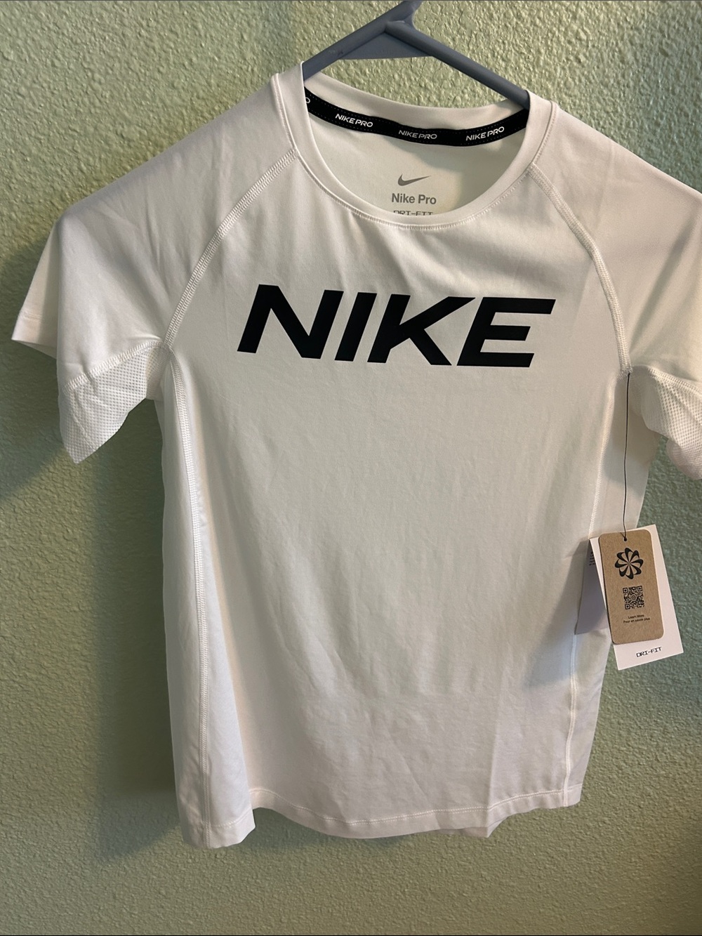 Nike kids White Short Sleeve Dri-FIT Logo Tee. Size Medium